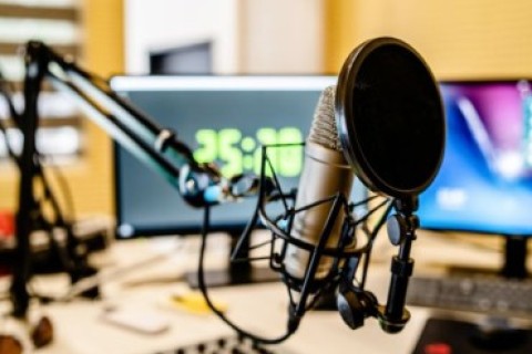 Rádio e podcasts se fortalecem como alternativas para alcançar público do streaming sem anúncios